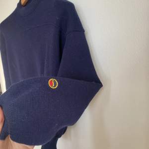 Mörkblå stickad tröja i 100% ull från busnel. Storlek xs men passar S också. Använd sparsamt