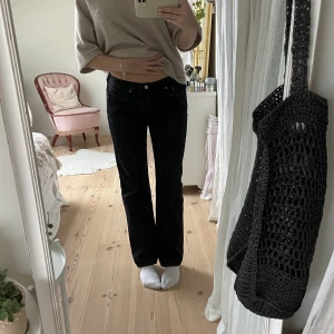 Svarta Levis jeans - Låg midjade straight jeans från Levis! 