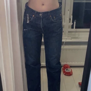 Lågmidjade jeans - Lågmidjade jeans från Levis. Model 501. Väldigt snygga och trendiga, tyvärr lite för stora för mig som har 34 i vanliga fall. Det är herrmodel men passar super för tjejer också.