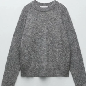 Tröja från Zara - 🤍Grå tröja från Zara i storlek S! Super mysig och bra.🤍 ~SÅLD~