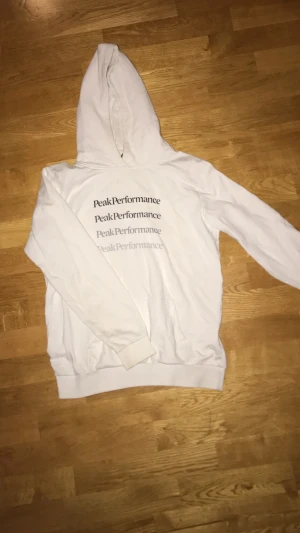 Peak performance hoodie - Peak performance hoodie i gott skick. Säljer då jag vuxit ur den. Väldigt snygg och bekväm. Passar folk mellan 158-170 ungefär. Skriv vid frågor osv!