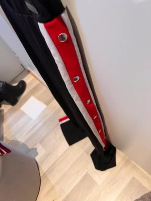 Byxor med knappar  - Säljer mina byxor då det inte är min stil längre. Alla knappar funkar. Aldrig använd, köpte begagnat. Lågmidjade! 🙌🏼