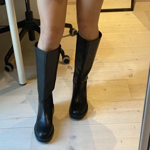 Vagabond stövlar strl 39 - Nypris i butik 2000kr! Nya oanvända stövlar i äkta läder från Vagabond. Säljer då de tyvärr är för stora för mig.🥲🫶🏼