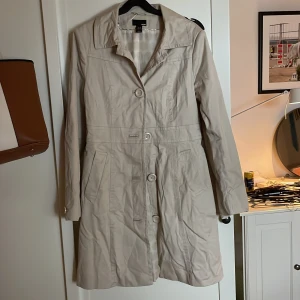 Trenchcoat - Från hm, storlek 38. Beige