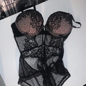 Body  - Ett pyttelitet hål som knappt syns men annars bra skick