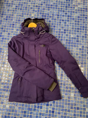 The north face skidjacka  - Strl xs dam. Nyskick. Allt man vill ha i en skidjacka! Lila
