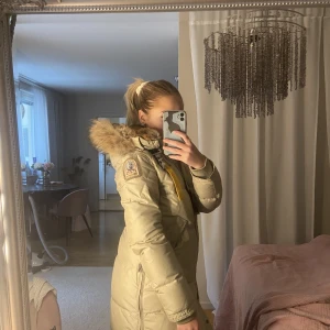 Parajumper jacka - Säljer min fina parajumper jacka i storlek 34. Jackan är sparsamt använd, skriv privat för fler bilder