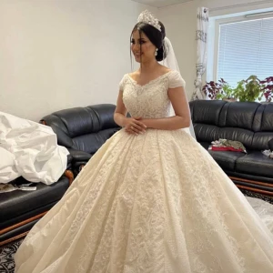 Brudklänning  - Säljer min dröm brudklänning inklusive tiara & slöjan! Hör av er vid intresse  Pris kan diskuteras! 