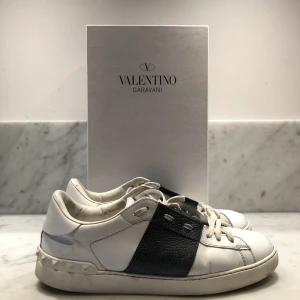 Valentino Calf Skin Open Skor - En sällsynt model med ett annat material på skon (se bilder), bra skick, kvitto finns Hör av dig vid funderingar 🤙🏼