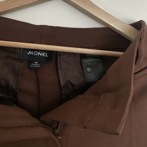 Bruna kostymbyxor - Säljer min bruna kostymbyxor från monki! Aldrig använda men dragit av lappen så kunde inte skicka tillbaka! Jag är 170cm och de är precis ner till golvet men trampar ej på de. Bara å skriva om ni vill ha fler bilder eller ha någon fråga! Frakt tillkommer😇