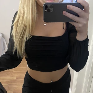 Svart topp - Endast använd en gång, så den är som ny inga fel alls på den. Säljer då den blivit lite liten för mig. Frakt tillkommer.