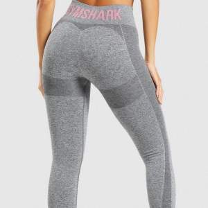 Nästan oanvända träningstights från Gymshark. Gråa med rosa text. Inga defekter så som nya. Köpta för 549kr. Frakten ligger på 66kr. Skriv privat vid intresse 💕