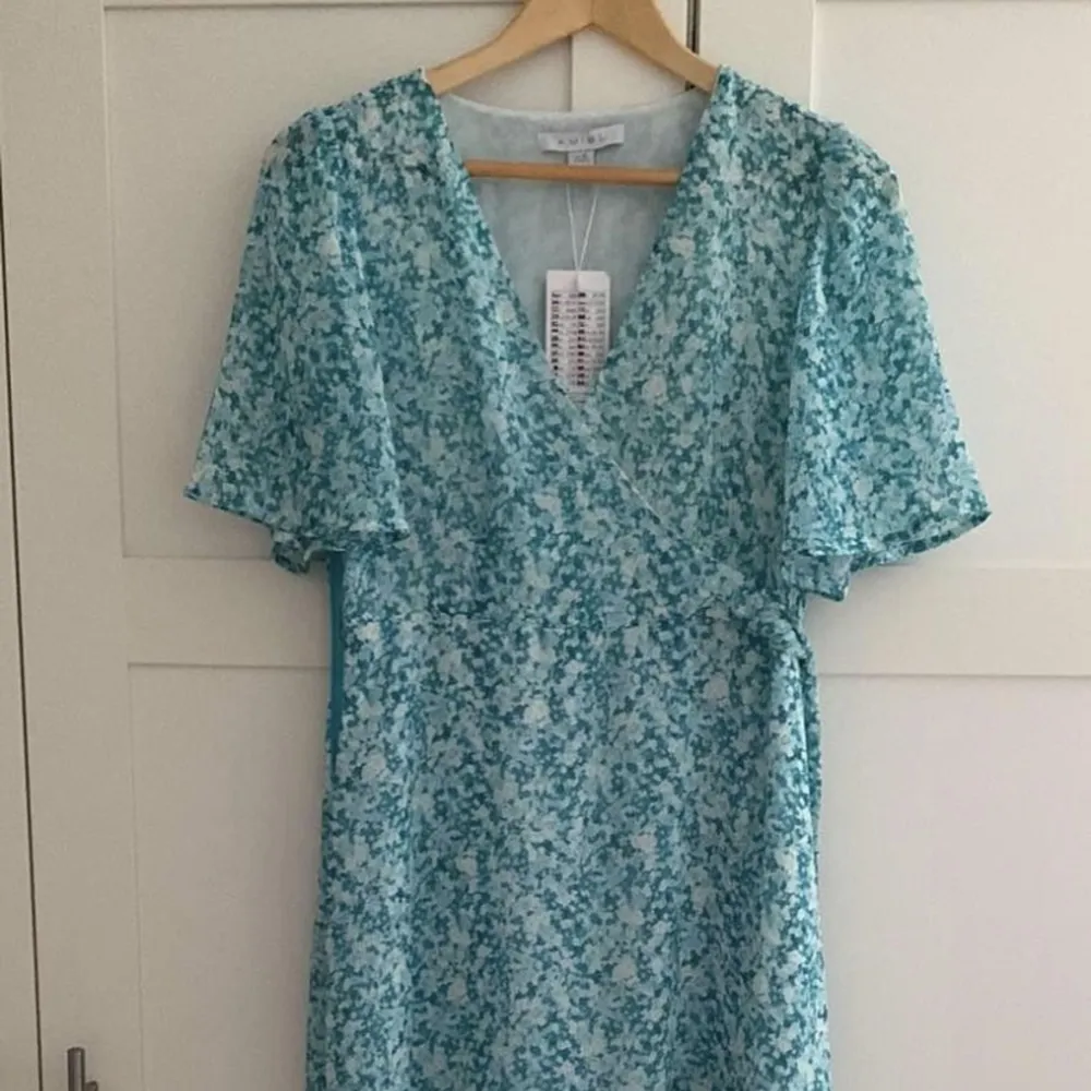 En jättefin blå klänning köpte den denna sommaren, inte använt en ända gång. Perfekt för långa tjejer i storlek M, jätte skönt material.. Klänningar.