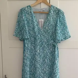 En jättefin blå klänning köpte den denna sommaren, inte använt en ända gång. Perfekt för långa tjejer i storlek M, jätte skönt material.