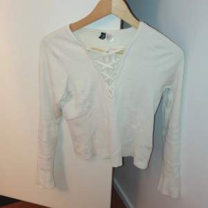 Ganska stretchig vit tröja från HM. Jag använder den inte längre men den är i gott skick. Jag säljer även en likadan i svart
