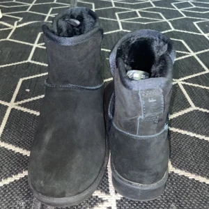 Ugg’s  - Jag säljer ett par svarta uggs som är vattentäta, jag säljer dom eftersom jag inte använder dom och jag tycker att dom är lite för långa och köpte fel par använt dom 2 gånger säljer dom för 650 kr skriv om intresse 