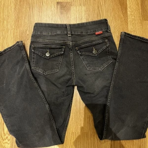Hm lågmidjade jeans - Hej, säljer eventuellt dessa hm lågmidjade jeans som är slutsålda i storlek 32/34, jag är 1,70 funkar på mig. Säljer endast till bra bud!!