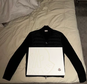 Moncler Cardigan - Snygg cardigan allt medföljer 