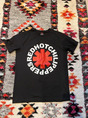 Band tröja strl M - Tryck fram och bak och köpt för 400kr, nyskick aldrig använd.