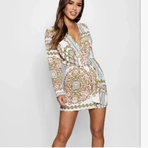 Klänning Boohoo - Helt ny mönstrad klänning från Boohoo  