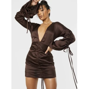 Prettylittlething klänning - Brun klänning i storlek 38 från prettylittlething riktigt snygg men lite kort på mig, då jag är ganska lång. Helt ny med prislapp bara testad🤎