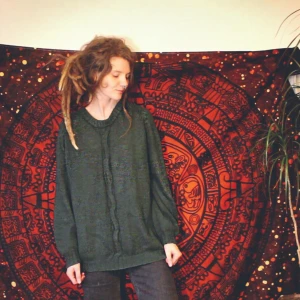 Mörkgrön finstickad långärmad - Mörkgrön, finstickad, långärmad tröja. Köpt secondhand utan märke eller storlekslapp (men känns som S-M). Fint skick! Säljes för att den tyvärr inte kommer till användning. 💚