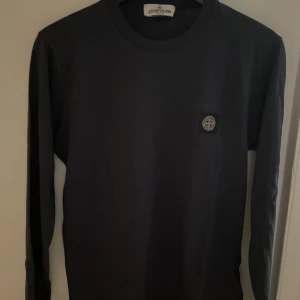 Stone Island tröja - Stone Island junior tröja från Nk barn. Nypris 1000kr och säljer för 200kr. Passar perfekt på mig som är 170. Skick 9/10. Använd runt 10 gånger men fortfarande i toppskick.