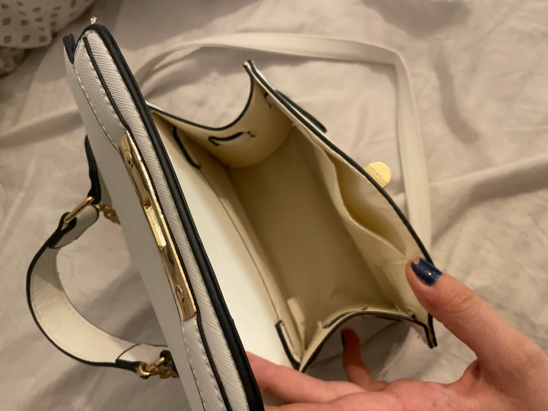 Vit väska med svarta kanter - 90