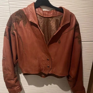 Brun läderjacka  - Brunläderjacka köpt på en vintagebutik i Stockholm 