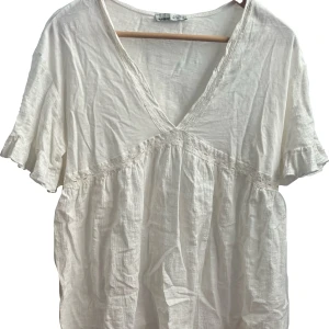 Vit blus T-shirt  - En väldigt fin vit blus t shirt. Helt ny köpt från pull and bear med fina spets detaljer. Kan mötas upp i Stockholm eller frakta då köparen står för frakten💞