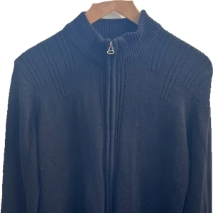 Svart kofta  - En svart vanlig zipup kofta. Väldigt skön och sitter bra på! Kan mötas upp i Stockholm eller frakta då köparen står för frakten💞