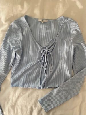 Ljusblå kofta - Ljusblå kofta med knytning från chiquelle. Sparsamt använd🤍