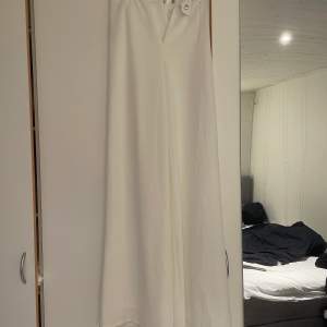 Jag säljer mina vita kostymbyxor som aldrig kommit till användning tyvärr. Det finns inget fel på byxorna dom är så gott som nya🫶🏼Det är storlek 36 men passar även mig som har storlek 38/40!