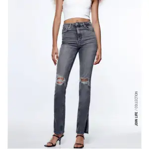 Populära jeans från zara med både hål på knäna samt slits. Superbra skick då dom knappt är använda, storlek 36. 200kr frakt INGÅR 