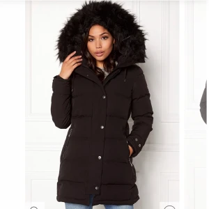 Hollies subway jacka  - Hollies vinterjacka använd 1 vinter storlek 44  Pris 2800 pris kan diskuteras vid snabb affär.