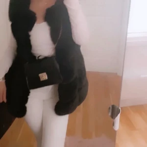 Pälsväst  - Svart fake fur päls väst från garouff Antal ej många ggr, säljer pga ej nån användning av den. Ny pris 699