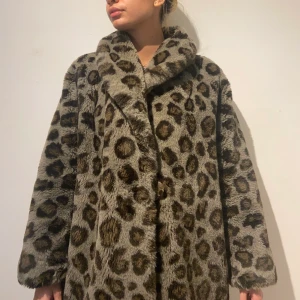 Kappa - Varm lurvig och skön kappa i grått leopard mönster. Inga fläckar eller hål. Skriv vid funderingar! :)