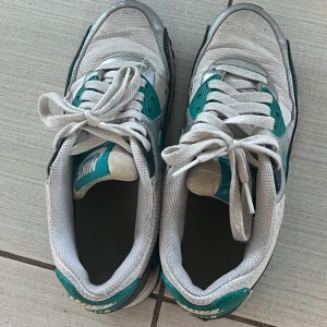Nike - Strl: 36. Ganska slitna men inga hål eller skador på skorna. 
