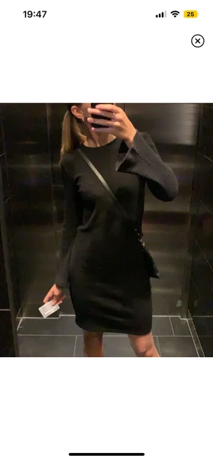 Snygg klänning!! - Säljer nu min klänning från Gina tricot. Nypris 399kr.🫶🏼  lånade bilder!❤️