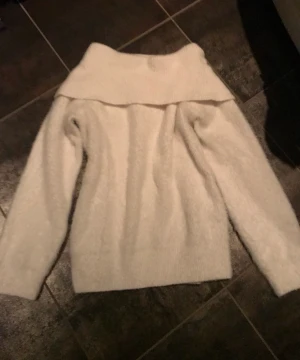 Vit stickad tröja - Superfin stickad tröja i bra skick💗den är mjuk i materialet💕säljer för den är lite kort i ärmarna för mig OBS! den har krympt i tvätten men fråga gärna om mått om ni är osäkra🫶