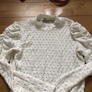 Blus  - Vit blus. Aldrig använd, frakt tillkommer på 40kr.