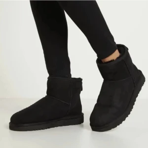 Uggs - Säljer mina svarta uggs liknande skor från Nelly. De är superfina och i bra skick. Strl 37