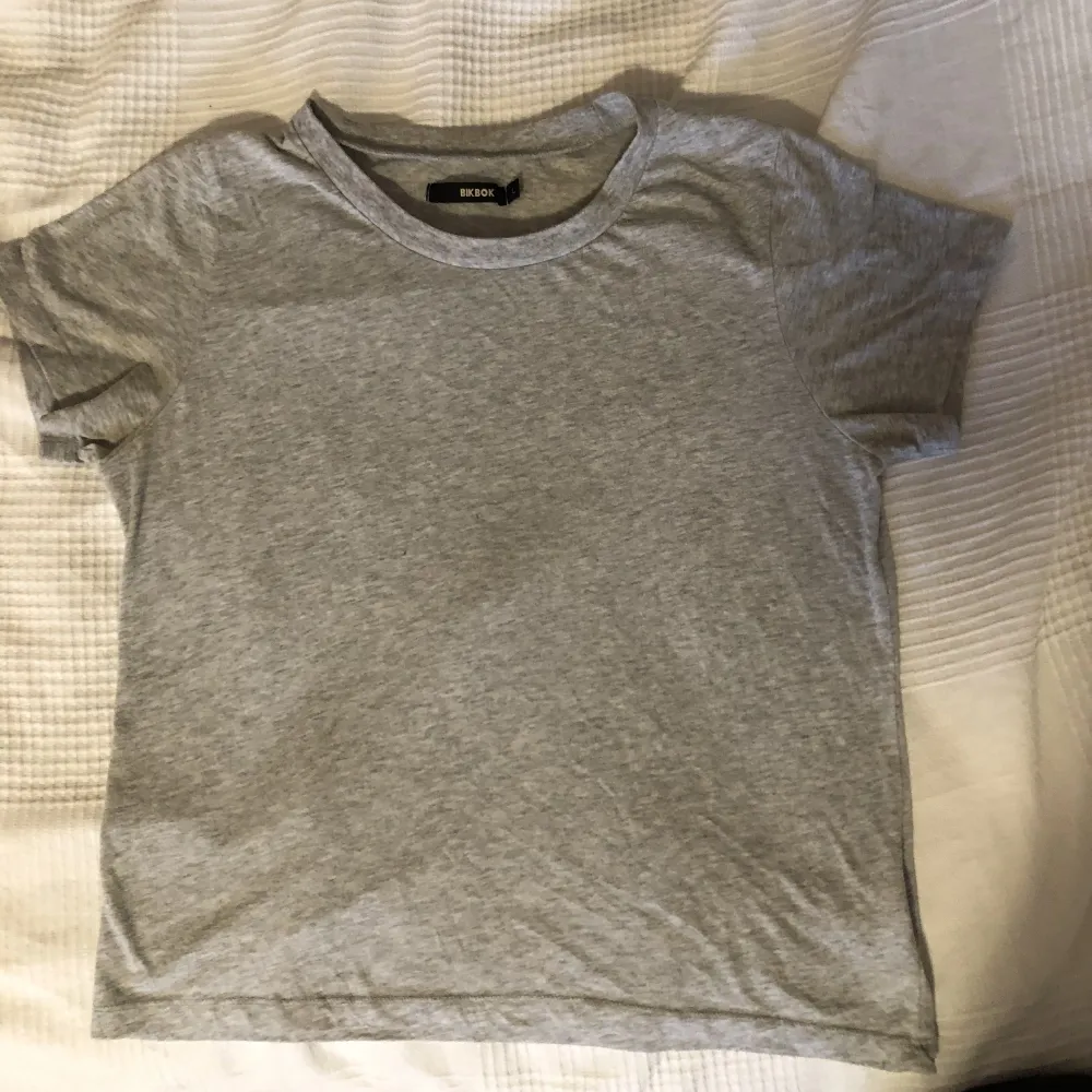 Ljusgrå t-shirt från Bikbok. Den är i storlek L men skulle säga att den passar S/M. T-shirts.