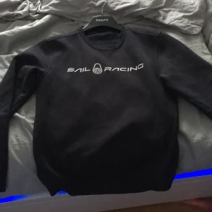 Sail racing  - Mörk blå sail racing sweatshirt Storlek S Är intresserad av byte .  Nyskick knappt andvänd 