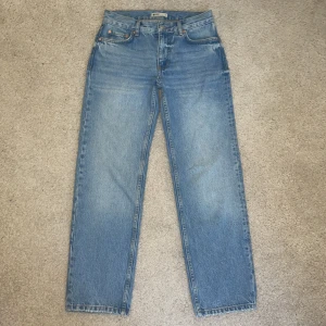 Low straight petite jeans - Nyskick. Dom är använda 1 gång, säljer eftersom att dom var för korta i benen på mig. Nypris 499kr. 