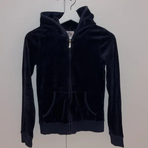 Juicy couture - Mörkblå juicy couture hoodie med dragkedja samt brodyr på ryggen. Väldigt bra skick! Strl 14 men är som en xs!