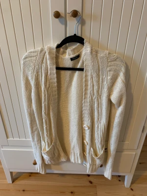 Kofta  - Stickad Vila kofta i storlek S. 