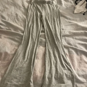 Byxor  - Leggings!  Har fått en liten fläck på sig uppe.