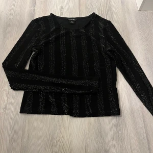 Glittrig topp - Denna fina topp är från monki i storlek XS. Den är perfekt för nyår, men tyvärr passar den inte mig. Säljer denna för 75kr!