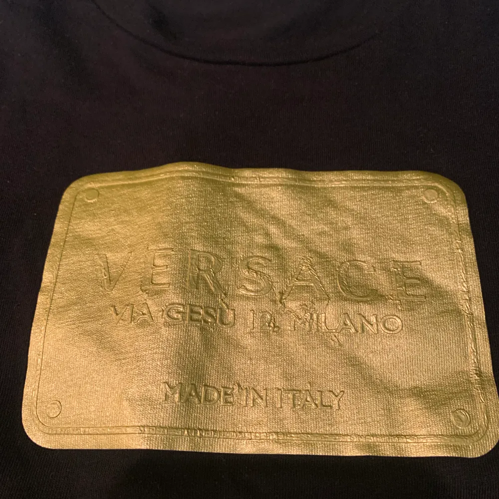 En äkta Versace t-shirt använd fåtal gånger.  Köpt på nk i Stockholm. Storlek 152/ 12 år . T-shirts.